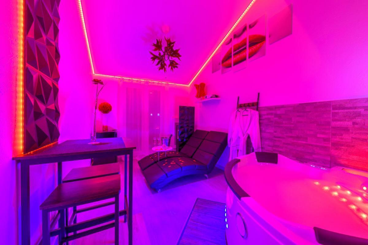 Love Room - Suite Romantique Avec Spa Privatif Le Puy-en-Velay Ngoại thất bức ảnh