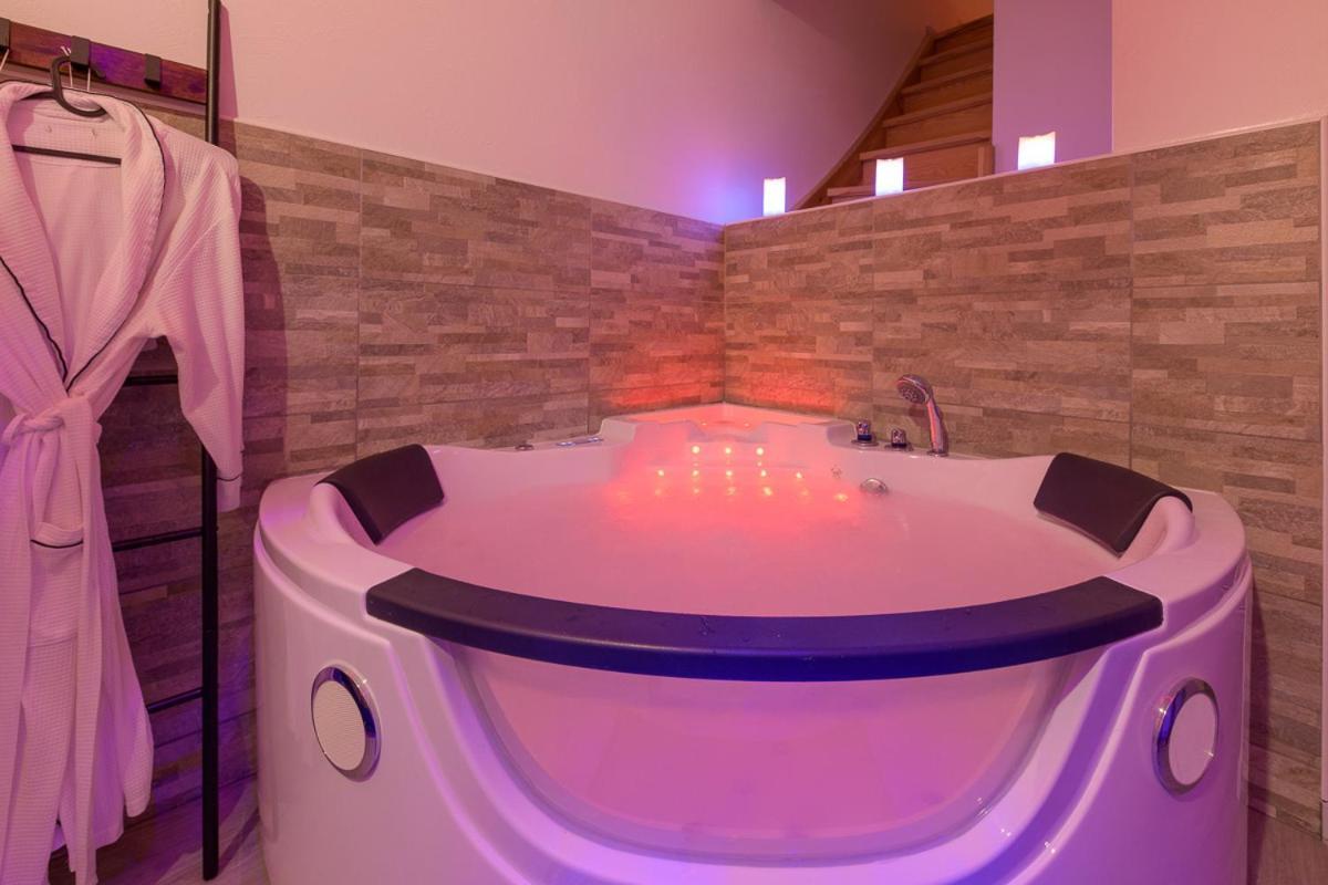 Love Room - Suite Romantique Avec Spa Privatif Le Puy-en-Velay Ngoại thất bức ảnh