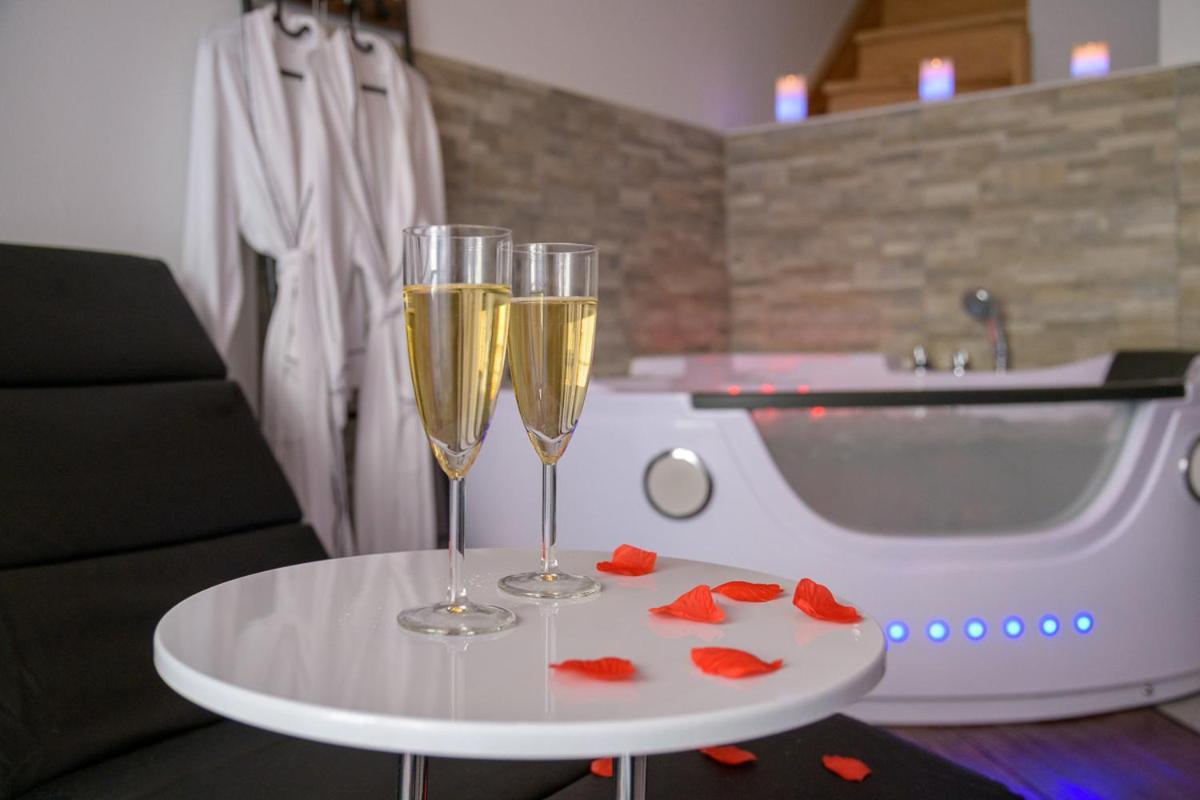Love Room - Suite Romantique Avec Spa Privatif Le Puy-en-Velay Ngoại thất bức ảnh